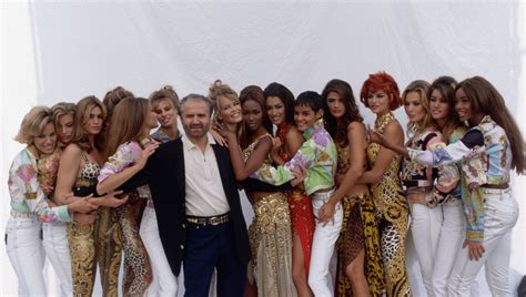 prima collezione versace foto|Venticinque anni dalla morte di Gianni Versace: la sua storia per .